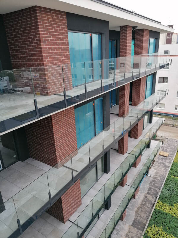 Bild einer möglichkeit der fertigstellung einer stelzlager terrasse mit einem glasgeländer 6
