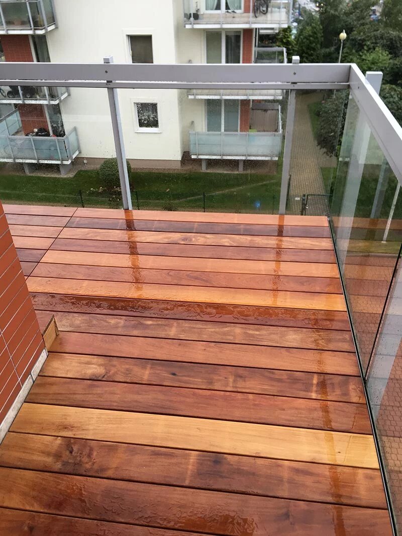Beispiel einer Stelzlager Terrasse mit Holz