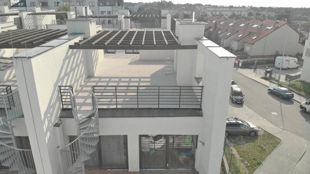 Beispiel einer Stelzlager Terrasse auf dem Boden