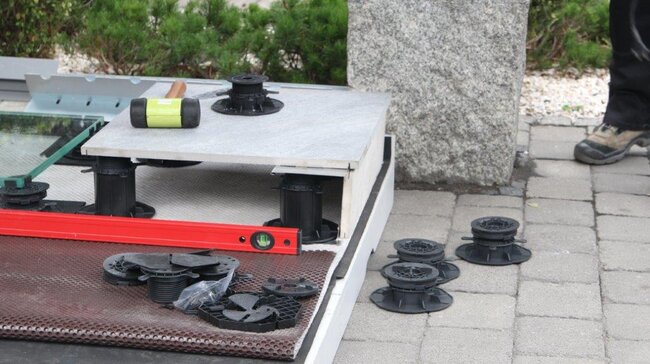 Ein Foto, das die Stabilität der Stelzlager Terrasse bei starken Windböen zeigt.
