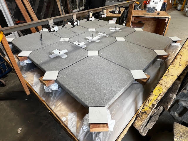Foto einer Stelzlager Terrasse mit Keramikplatten 60x60x2 cm auf dem Patio einer Mehrfamilienhaussiedlung.