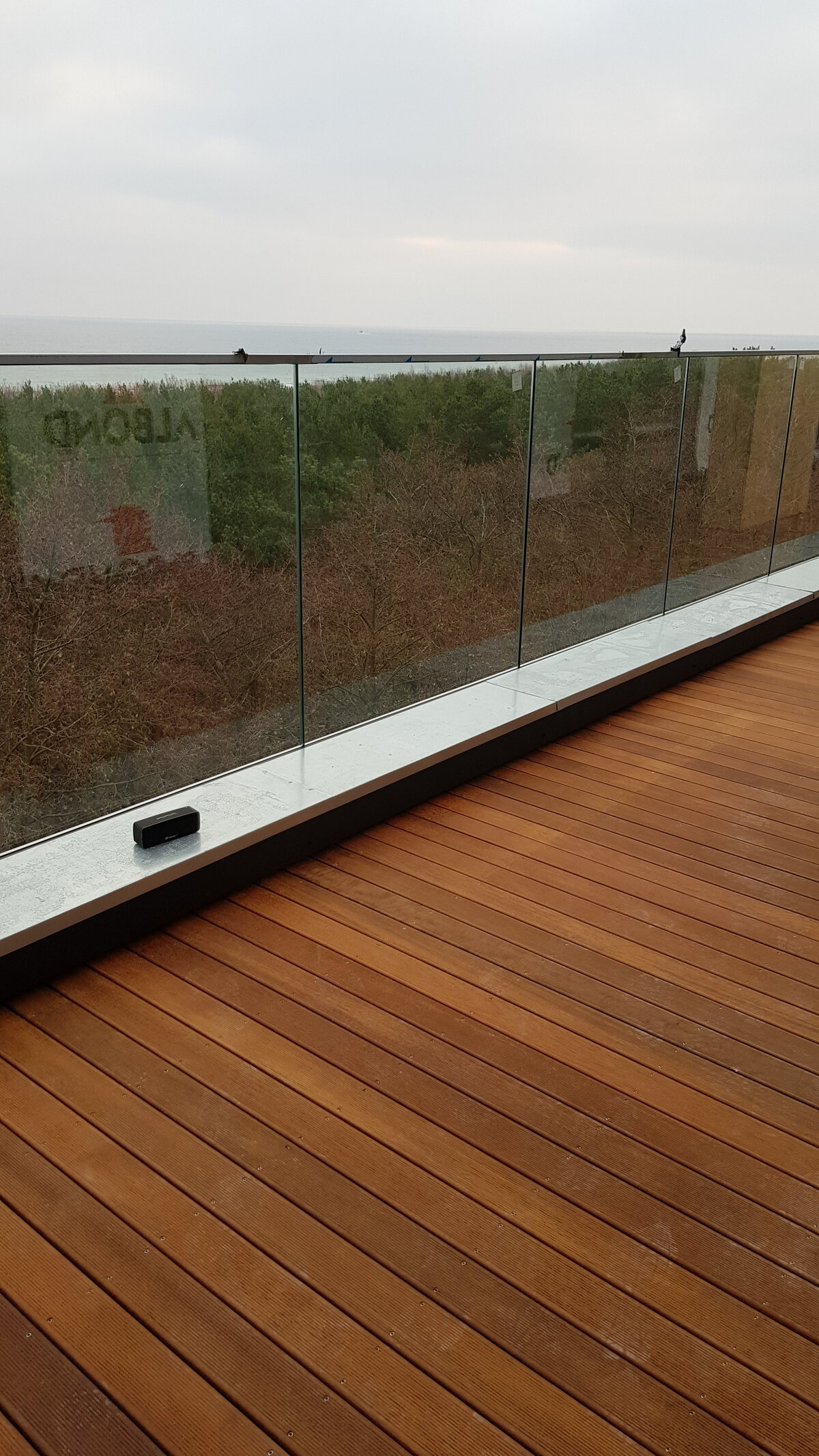 Visualisierung einer Stelzlager Terrasse mit Verwendung von DeckSafe Unterkonstruktionsrosten und Kunstrasen.