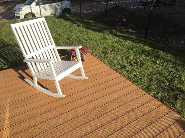 *Foto einer Stelzlager Terrasse mit Keramikplatten unter Verwendung von höhenverstellbaren Stelzlagern SPIRAL.