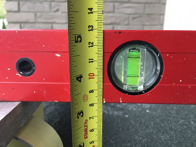 Foto während der Montage einer Stelzlager Terrasse mit 2 cm Keramikplatten auf dem Balkon.