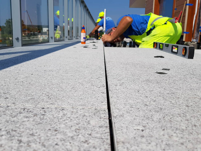 Montage der Terrassenplatten auf der Stelzlager Terrasse