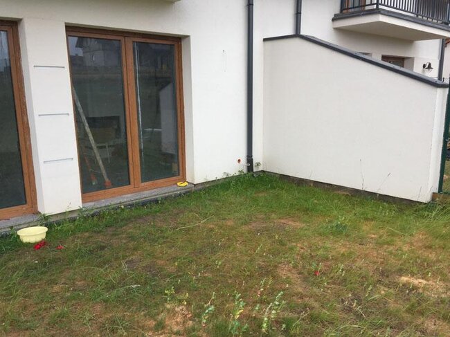 Ein Stück Rasen, auf dem eine Stelzlager Terrasse errichtet wird