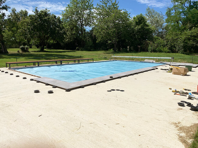 Terasse auf Boden auf Estrich mit erstelltem Pool mit Platten auf höhenverstellbaren Stelzlagern solver