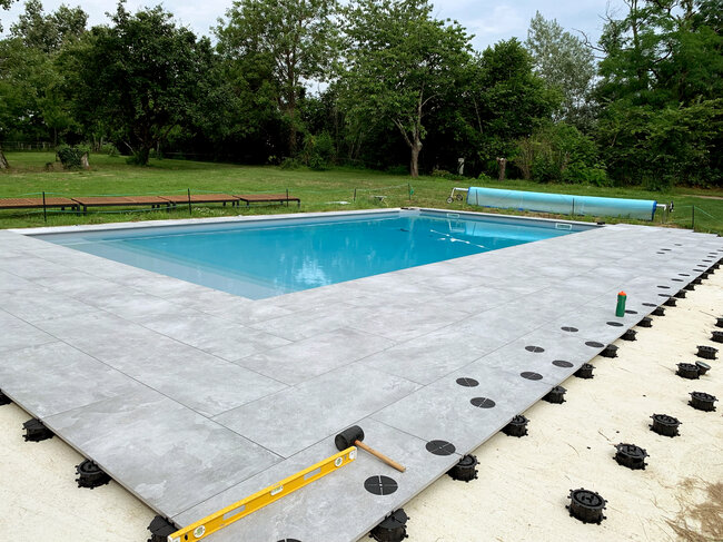 Terasse mit Platten und Pool, verlegt auf dem Boden auf Betonestrich auf Stelzlagern Spiral Solver