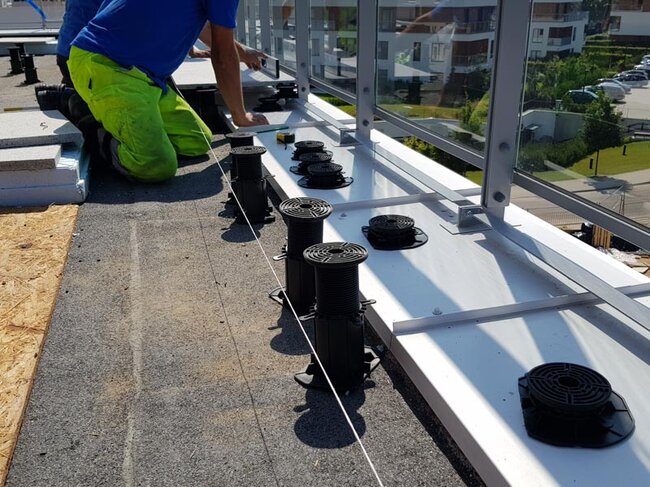 Schnelle Montage von Terrassen Stelzlagern mit Platten auf der Terrasse