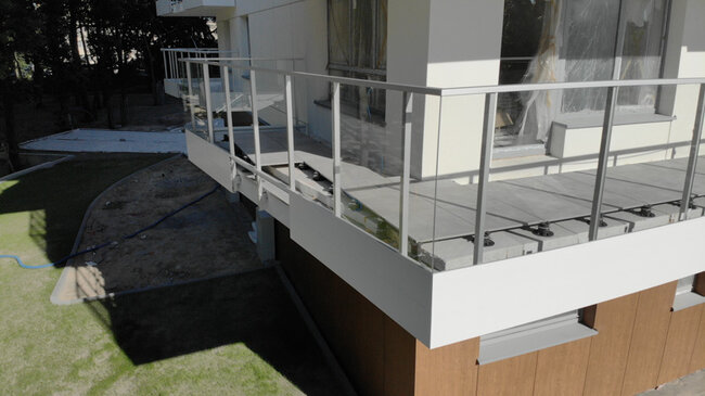Terrasse mit Platten auf höhenverstellbaren Stelzlagern, Standard bei einem großen Projekt