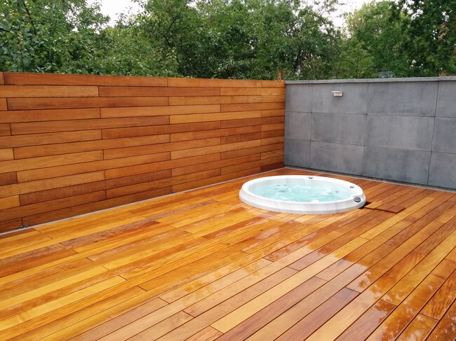 Jacuzzi auf Stelzlager Terrasse mit Holzplanken