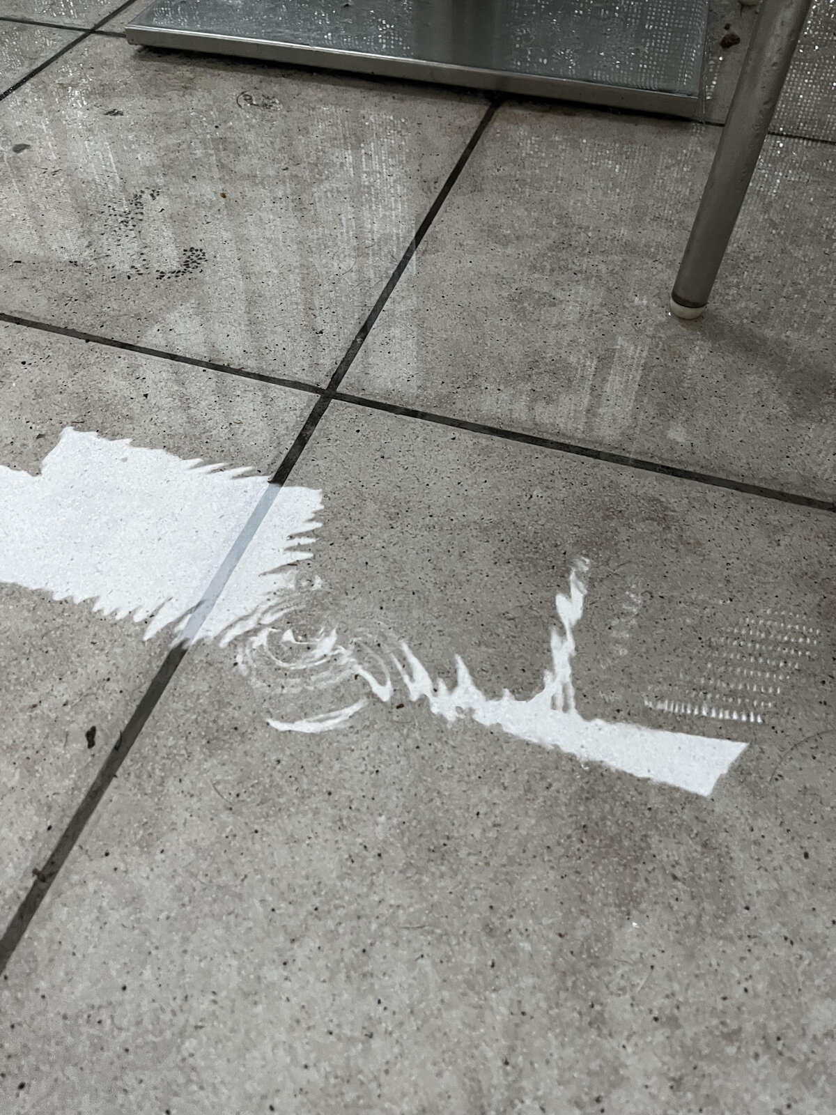 Stehendes Wasser auf der verklebten Terrasse