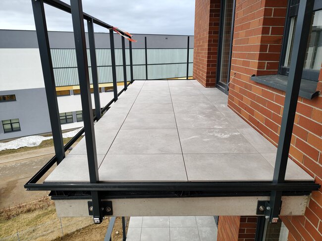 Stelzlager Terrasse auf Balken bei einem Hotelprojekt