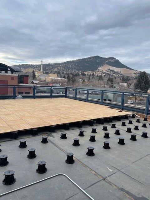 Terrasse auf einem hohen Gebäude mit Terrassen Stelzlager und Verbundplatten