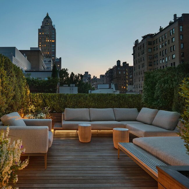 Hotelterrasse mit Aussicht mit Balken und Dielen
