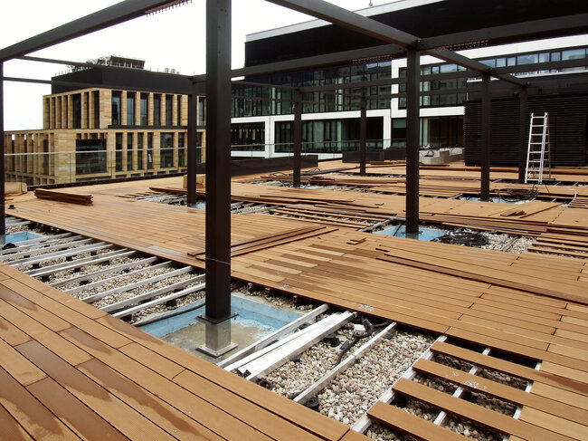 Flachdach mit Nutzterrasse auf umgekehrtem Dach mit Montagestützen
