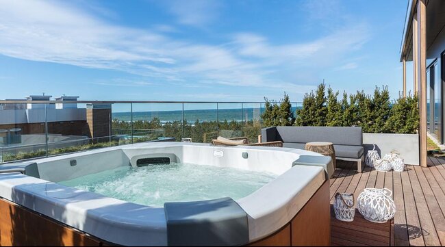Jacuzzi auf dem Dachgarten mit Meerblick