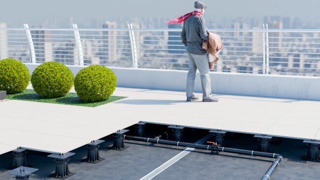Zusätzlicher Windschutz auf einer hohen Terrasse auf dem Dach
