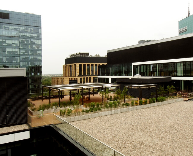 Blick auf die Terrasse auf dem Dach im Nutzraum zwischen Bürogebäuden