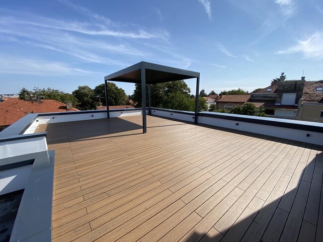 Dachterrasse aus Verbundwerkstoff mit Pergola-Überdachung