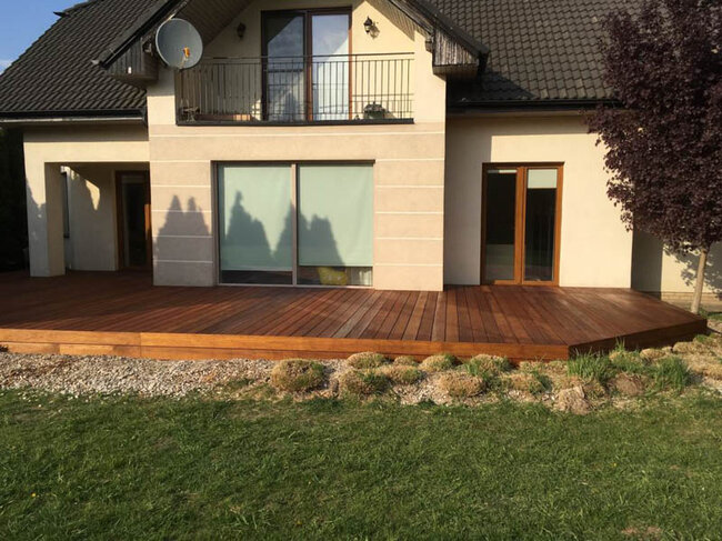 Holzterrasse vor dem Haus im Garten.