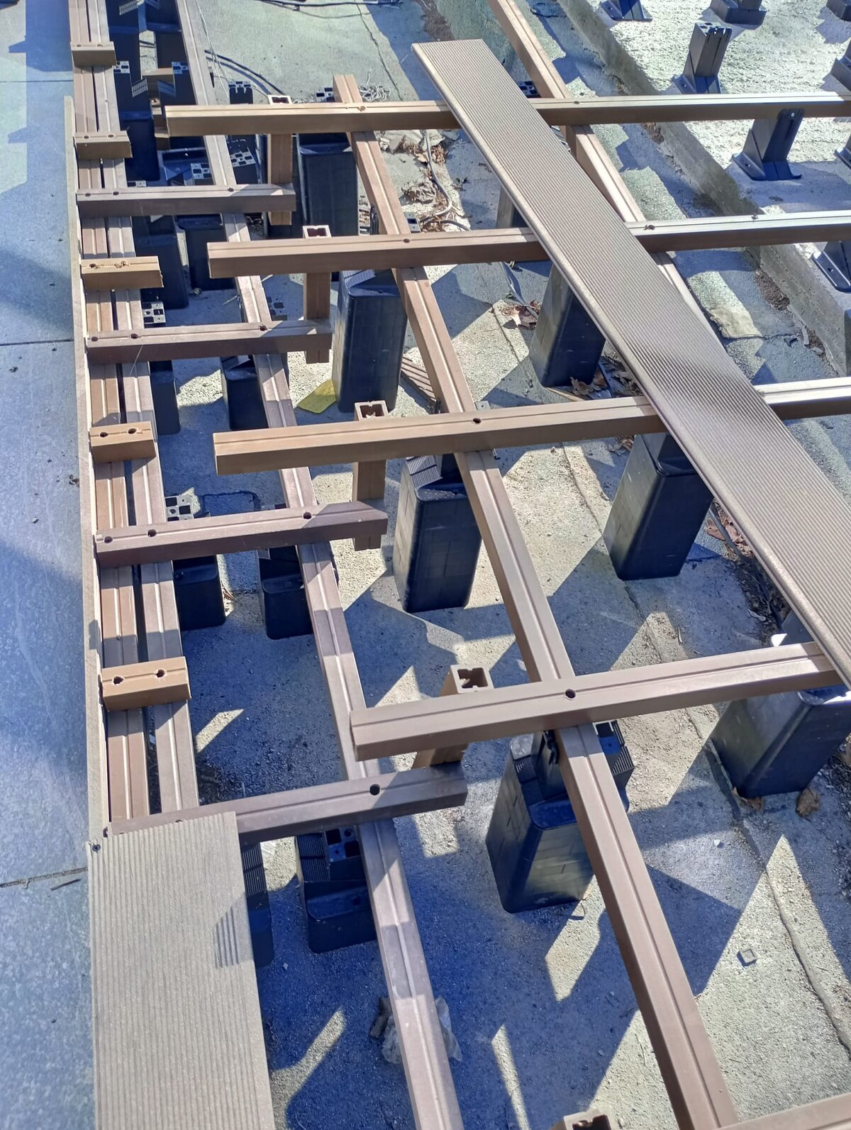 Montage von Verbundbalken auf höhenverstellbaren Terrassen Stelzlagern.
