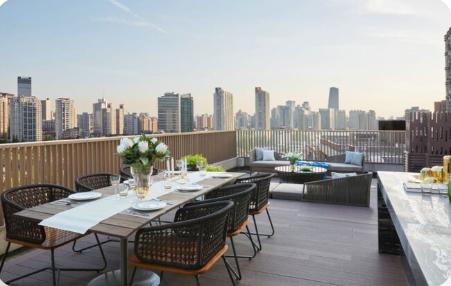 Dachterrasse im modernen Stil mit Blick auf die Stadt.