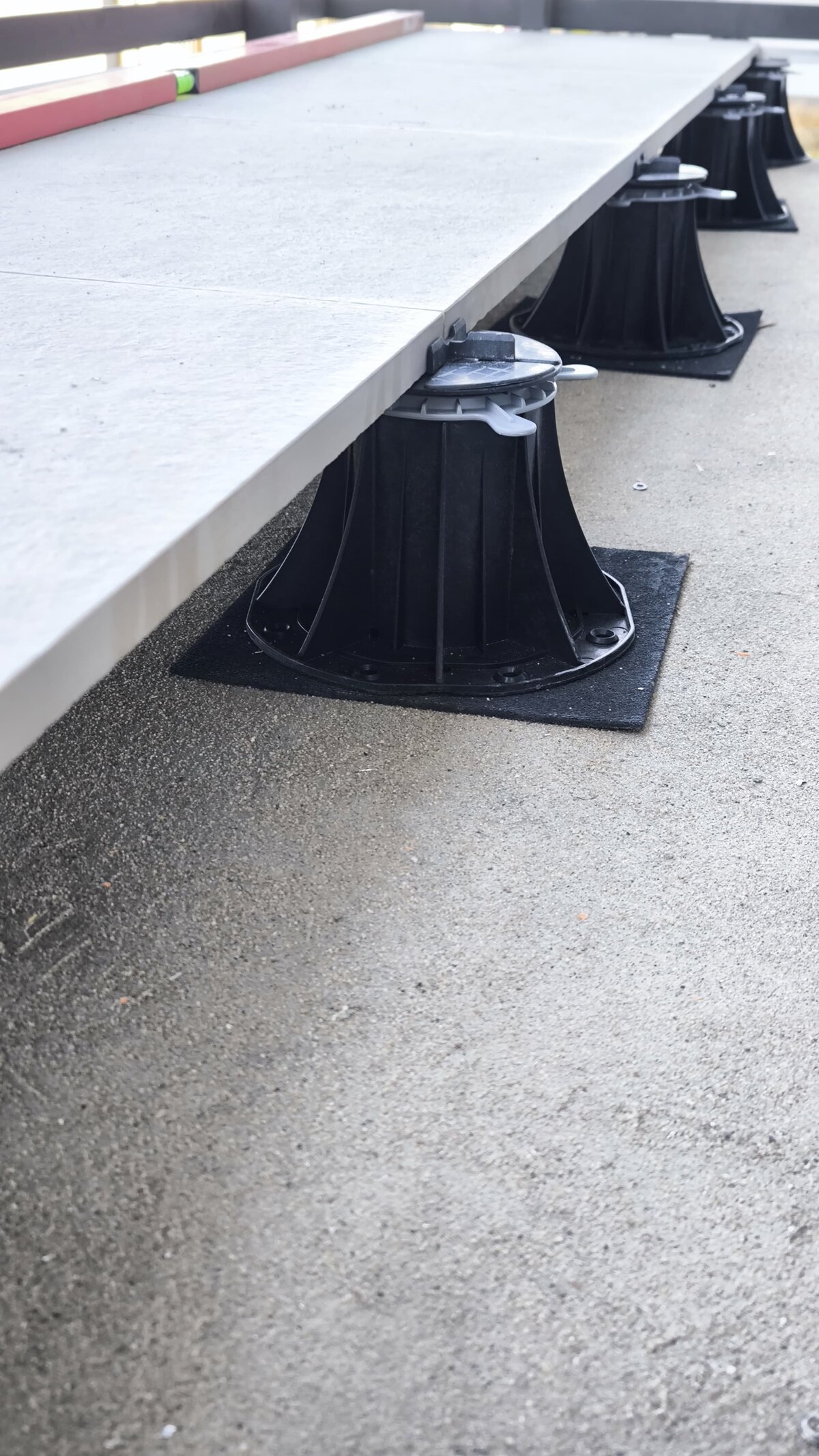 Terrassenplatten montiert auf höhenverstellbaren Terrassen Stelzlager.