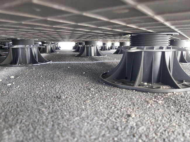 Raum unter den Terrassenplatten, verlegt auf höhenverstellbaren Stelzlagern.