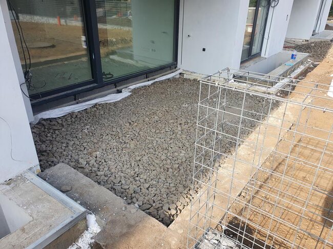Unterbau aus Schotter für die Terrassen-Stelzlager.