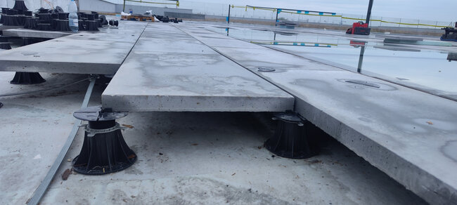 Verstellbare Stelzlager für schwere Terrassenplatten auf dem Flachdach