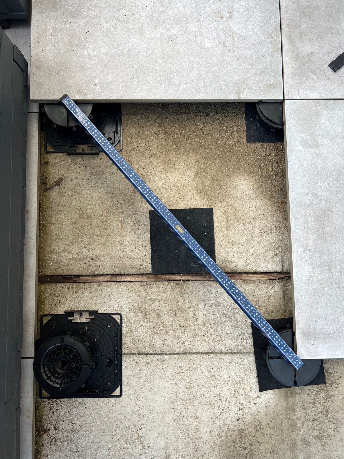 Aufbau einer großen Terrasse aus WPC-Dielen auf Unterkonstruktion.