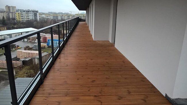 Große Terrasse auf dem Dach, verkleidet mit Terrassendielen aus exotischem Holz.