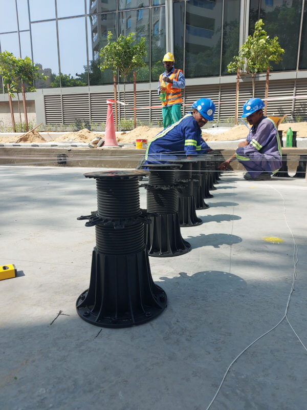 Nivellierung der Terrassen Stelzlager auf der Baustelle.