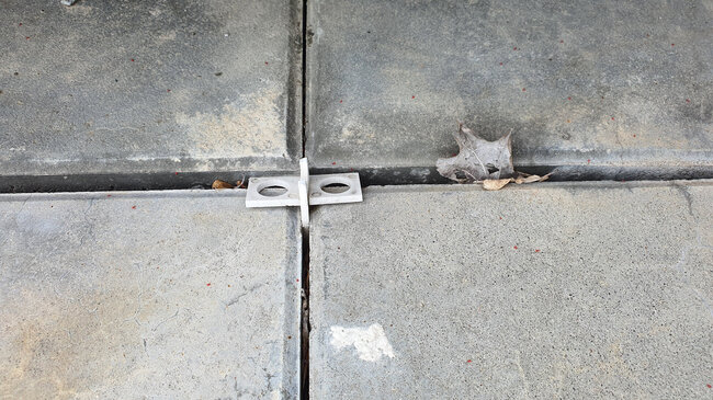 Plastikowykrzyżyk dystansowy do układań płyt na tarasie .
