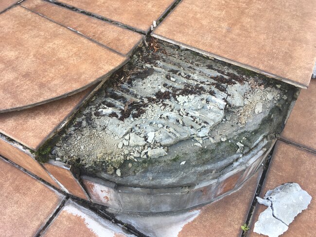 Bekleben und Reparatur abfallender Platten auf der Terrasse.