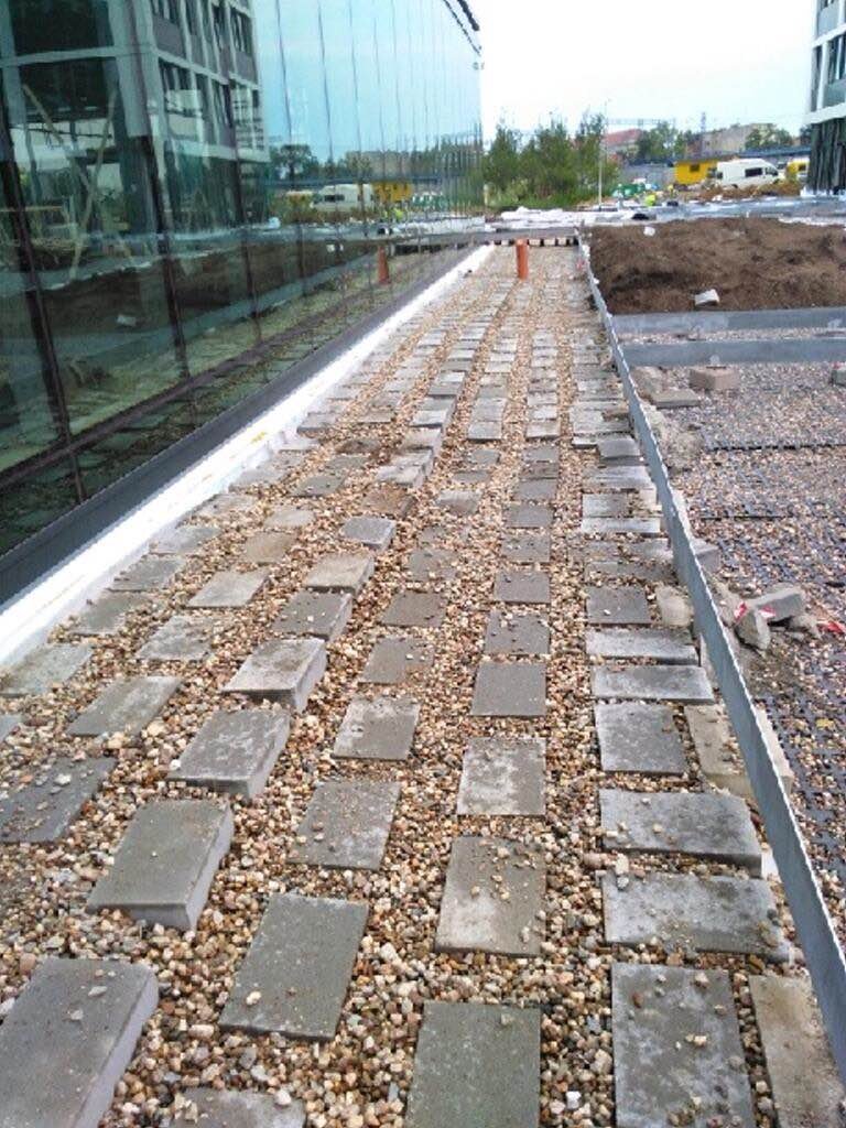 Vorbereitung des Untergrunds aus Kies und Blöcken für eine Stelzlager Terrasse