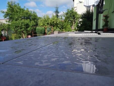 Nasse Keramikplatten auf der Außenterrasse