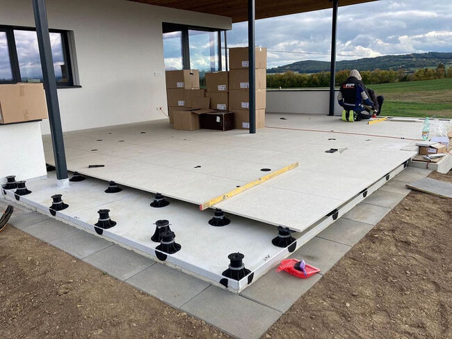 Verlegung einer Stelzlager Terrasse mit Platten auf Stelzlagern