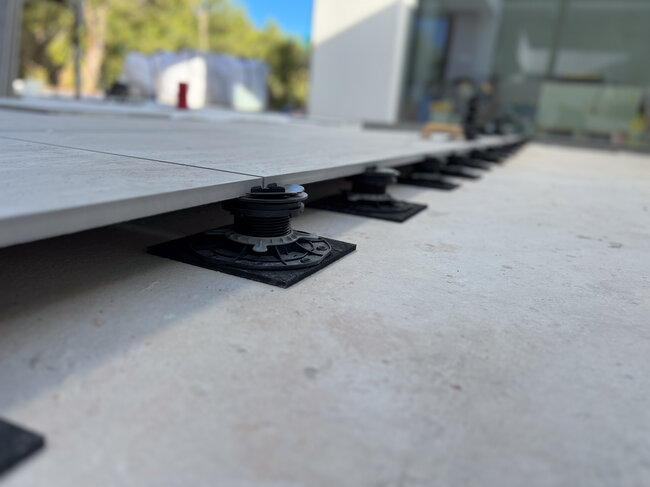 Terrassenplatten Standard LE SH SBR auf verstellbaren Stelzlagern am Pool