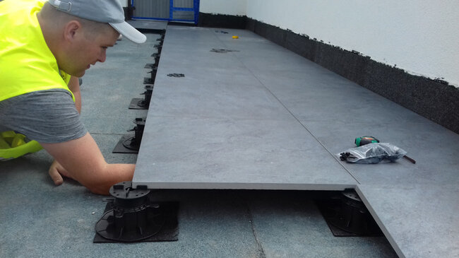 Montage von Terrassenplatten auf höhenverstellbaren Stelzlagern Verlegung der Stelzlager Terrasse.