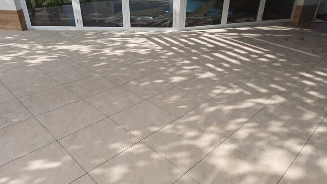 Moderne Terrassenplatten in heller Farbe mit sichtbaren Fugen