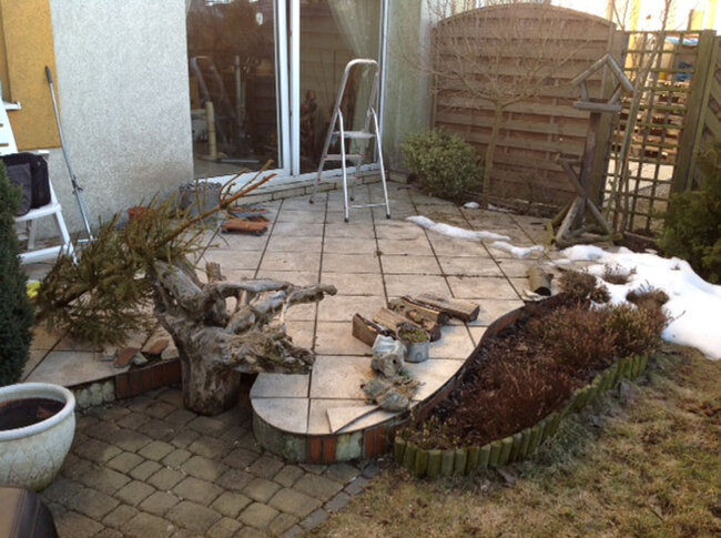 Alte, beschädigte Terrasse aus Platten vor der Renovierung.