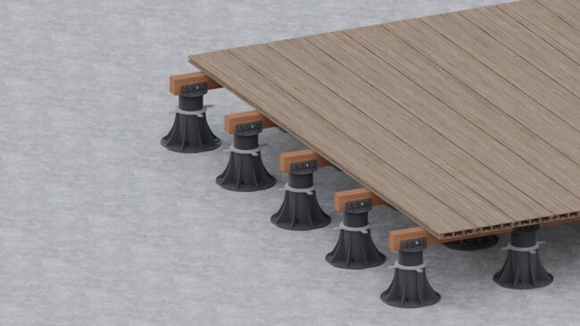 Verstellbare Stützen für Holzbalken auf der Terrasse