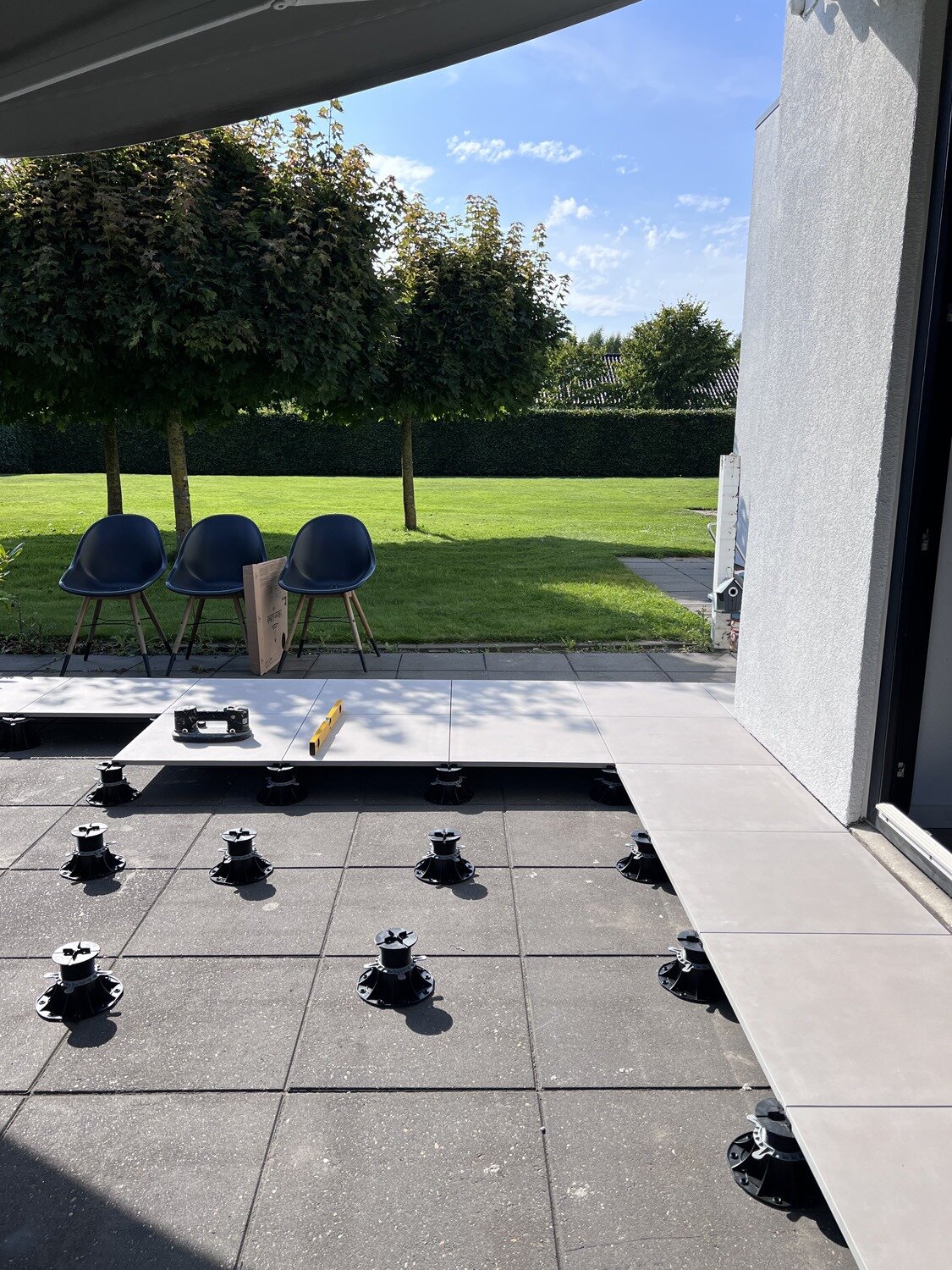 Stelzlager Terrasse mit Platten auf dem Boden mit keramischen Platten auf Stelzlagern solver