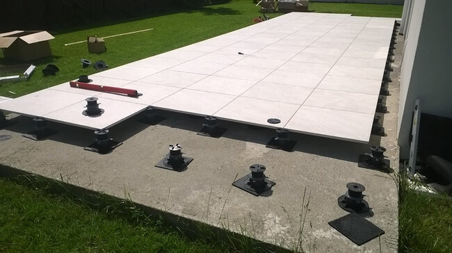 Terasse auf Betonplatte verlegt auf höhenverstellbaren Stelzlagern