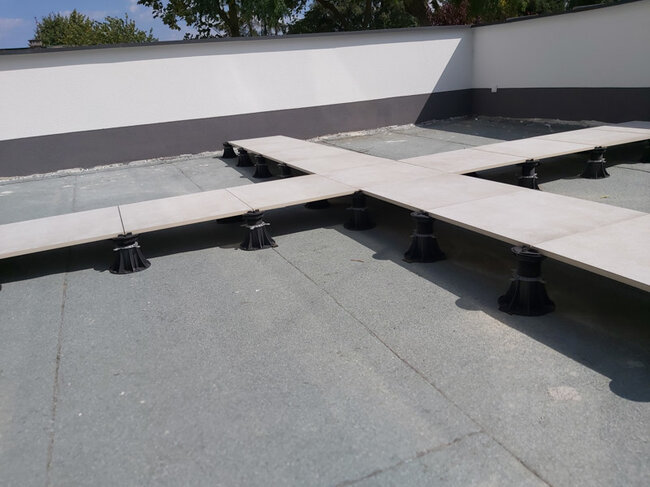 Terrassenplatten auf Stelzlagern