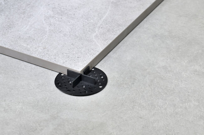 Terrassenplattenlager mit Distanzkreuz für Feinsteinzeugplatten