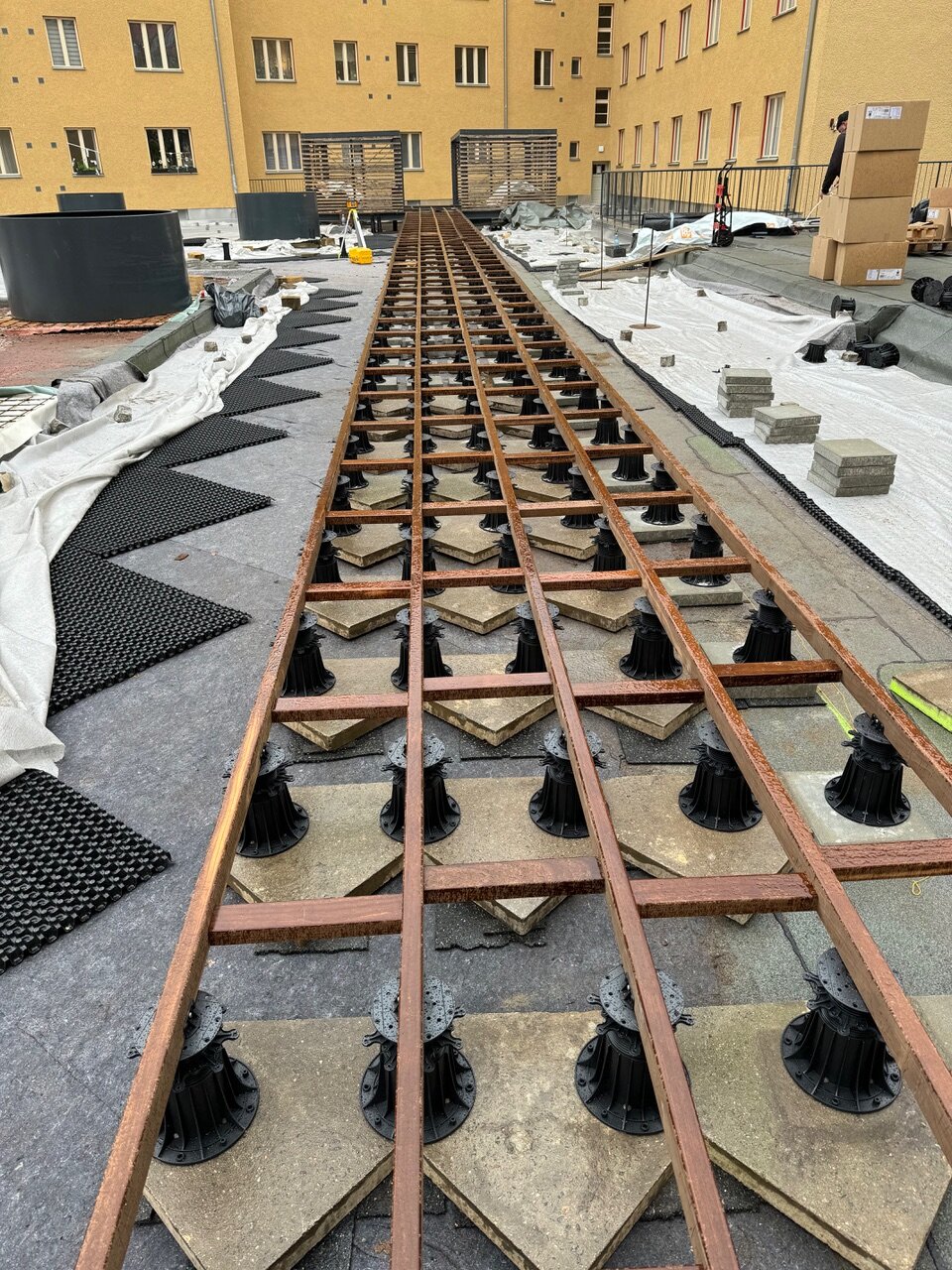 Aufbau einer Stelzlager Terrasse Rahmen aus Balken auf höhenverstellbaren Stelzlagern