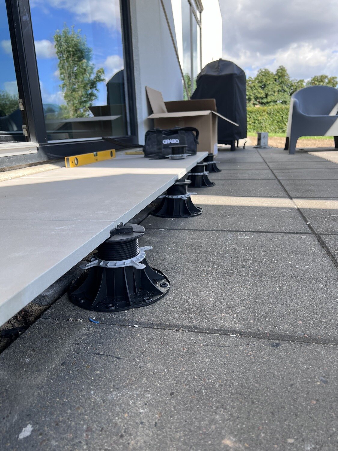 Nivellierung der Terrassenplatten auf höhenverstellbaren Stelzlagern